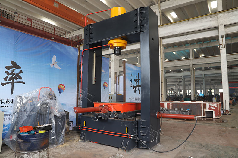 315T龙门移动侧缸式液压机(图1)