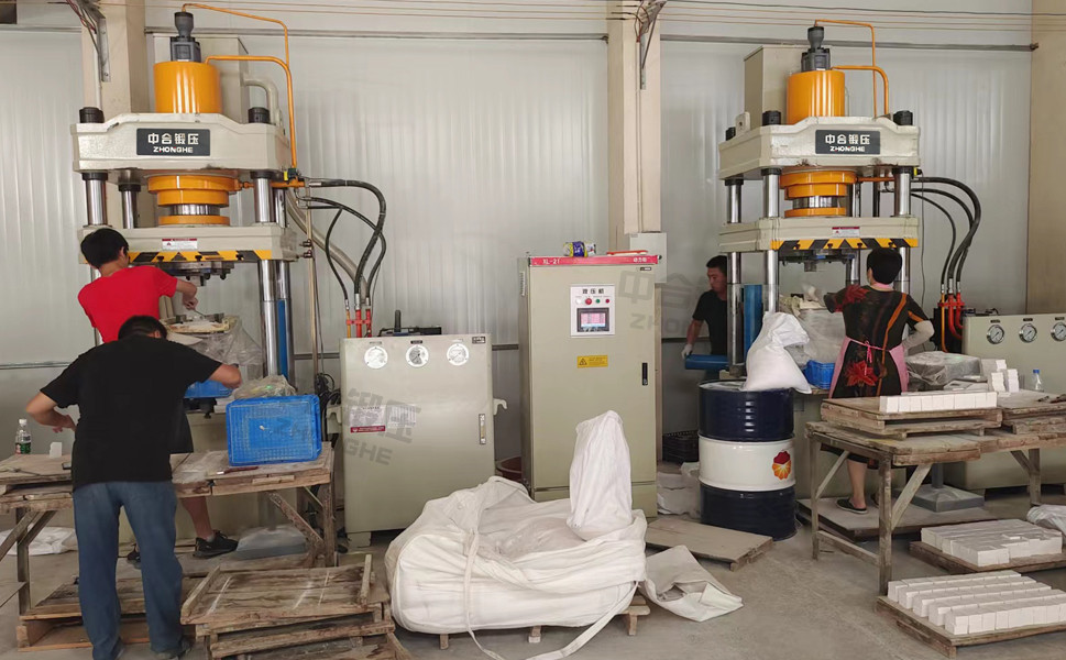 防弹背心_陶瓷片生产工艺_200吨粉末成型液压机设备