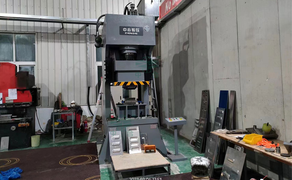 160吨液压冲床冲厚板_汽车配件冲压成型设备