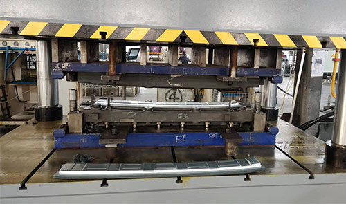 汽车铝制零部件冲压成型_500吨四柱液压机