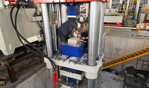 莫来石匣钵成型设备-1000吨四梁四柱液压机