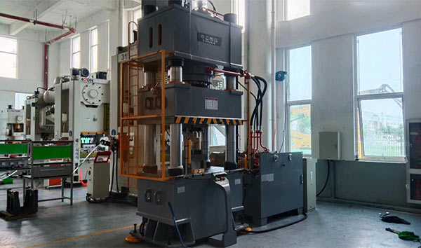 630吨汽车零部件成型液压机-630吨四柱液压机