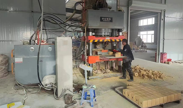 牛羊舔盐压块机-400吨500吨630吨四柱液压机