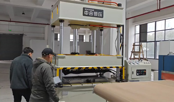 汽车内饰件专用液压机（120吨四柱液压机）