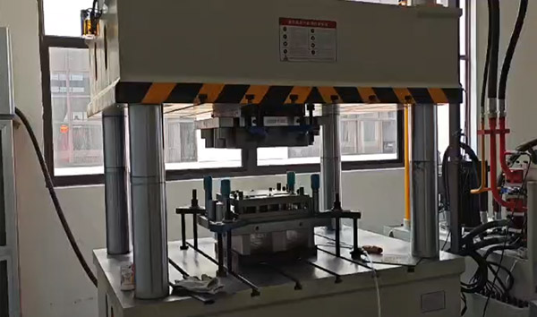 汽车零部件冲压液压机-315吨四柱液压机