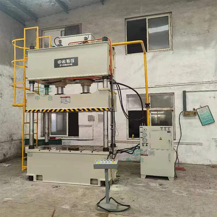 200吨四柱液压机安装完成