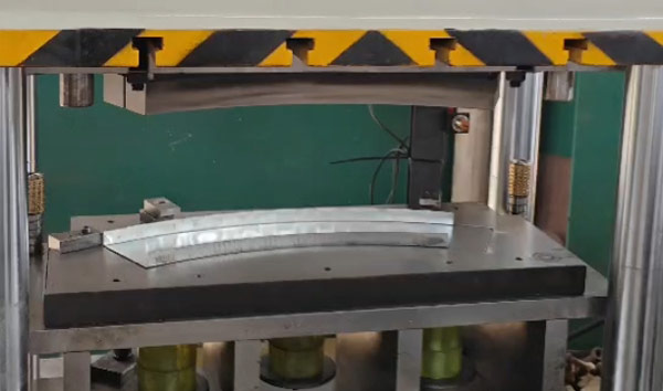 100吨四柱液压机冲压高速路隔音板