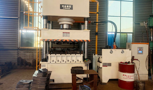 冲压挂车悬架支架配件成型-500吨四柱液压机