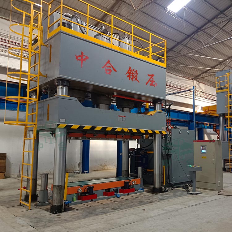 2000吨四柱液压机现场