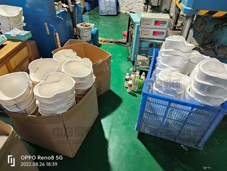 凯夫拉头盔半成品现场.jpg 凯夫拉头盔半成品现场.jpg