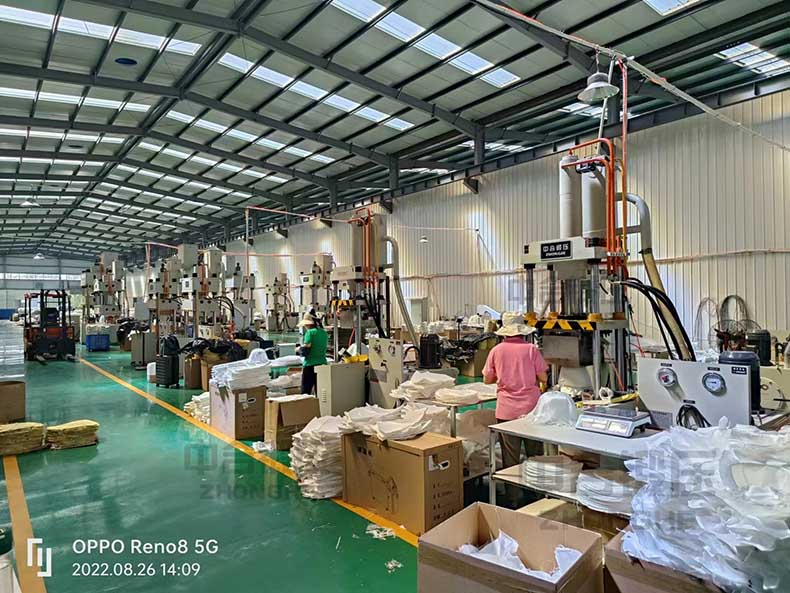 315吨凯夫拉头盔成型液压机现场.jpg 315吨凯夫拉头盔成型液压机现场.jpg