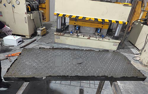 复合电缆沟盖板模压成型-315吨四柱液压机