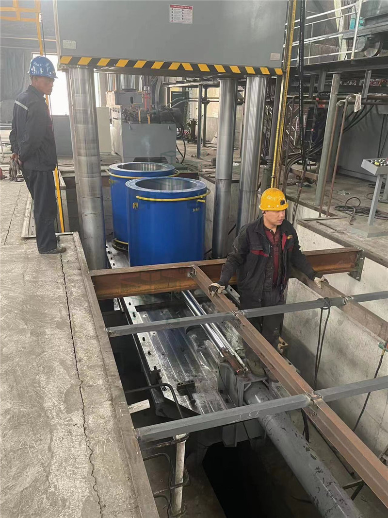 2000吨石墨坩埚生产设备-2000吨坩埚液压机顺利交付(图5)