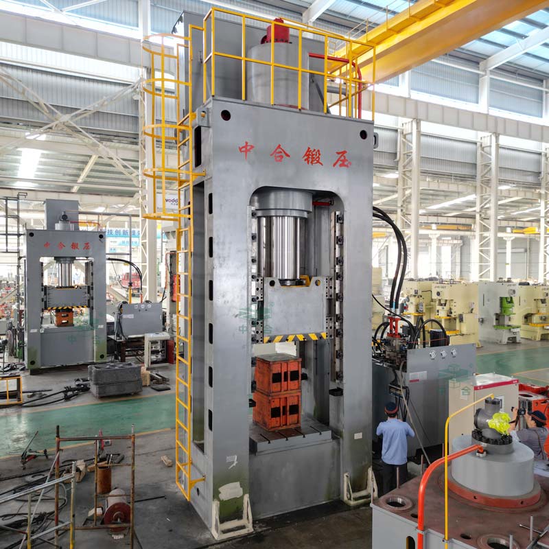 1250吨框架式液压机车间实物图